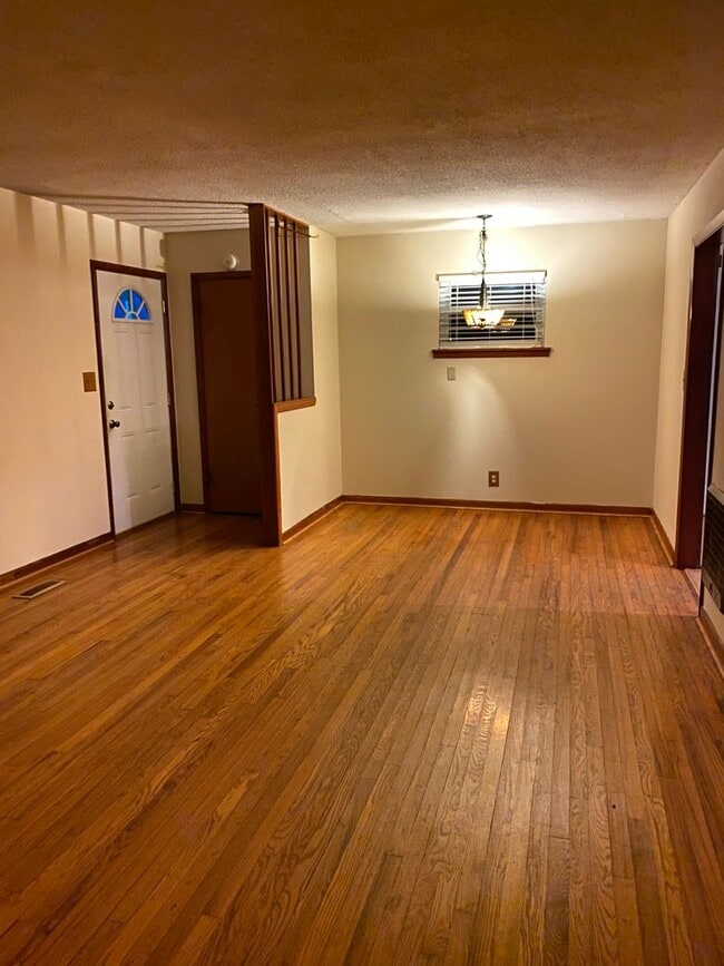 Building Photo - 3 Bedroom 1 Bathroom House with carport on...