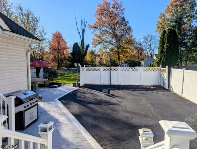 Building Photo - 190 Oak St