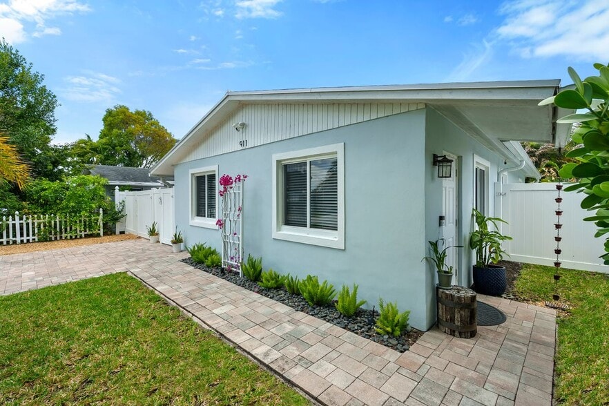 Building Photo - 911 W Hawie St