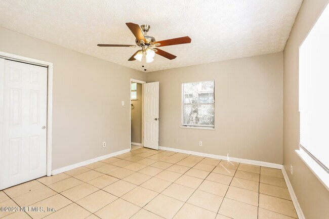 Building Photo - 1411 Palmdale St