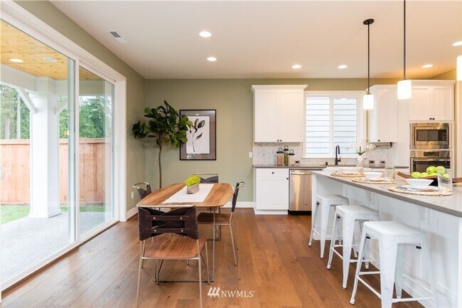 Building Photo - 4 Bedroom Oversized Home in Mountlake Terrace- Office Space and Charging Station