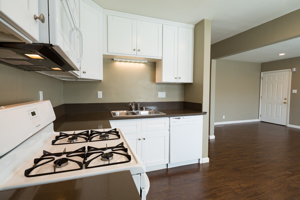 Building Photo - 533 E Chevy Chase Dr