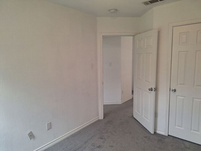 Building Photo - 2621 Lee Ave