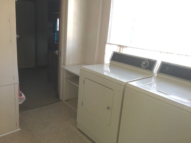 Building Photo - NOT AVAILABLE FOR SHOWING UNTIL MID MAY Home with Beautiful Tuscawilla Park as your yard.