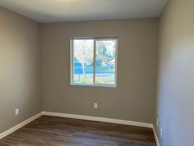 Building Photo - Newer 3 bedroom 2.5 bathroom duplex in Thu...