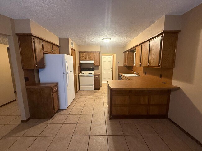 Building Photo - 313 W Pine Ave