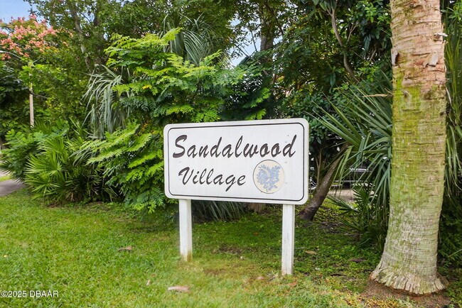 Building Photo - 168 W Sandalwood Ct