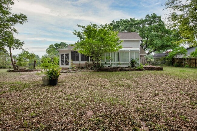 Building Photo - Spacious 3BR Retreat with Soaring Ceilings & Screened Porch
