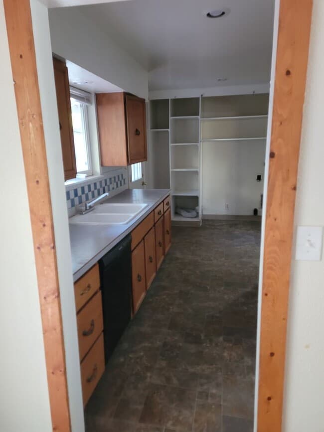 Building Photo - 3 bedroom