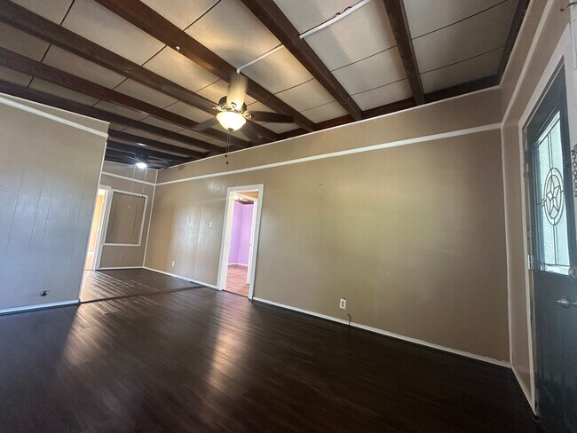 Building Photo - 1312 E Mesquite Ln