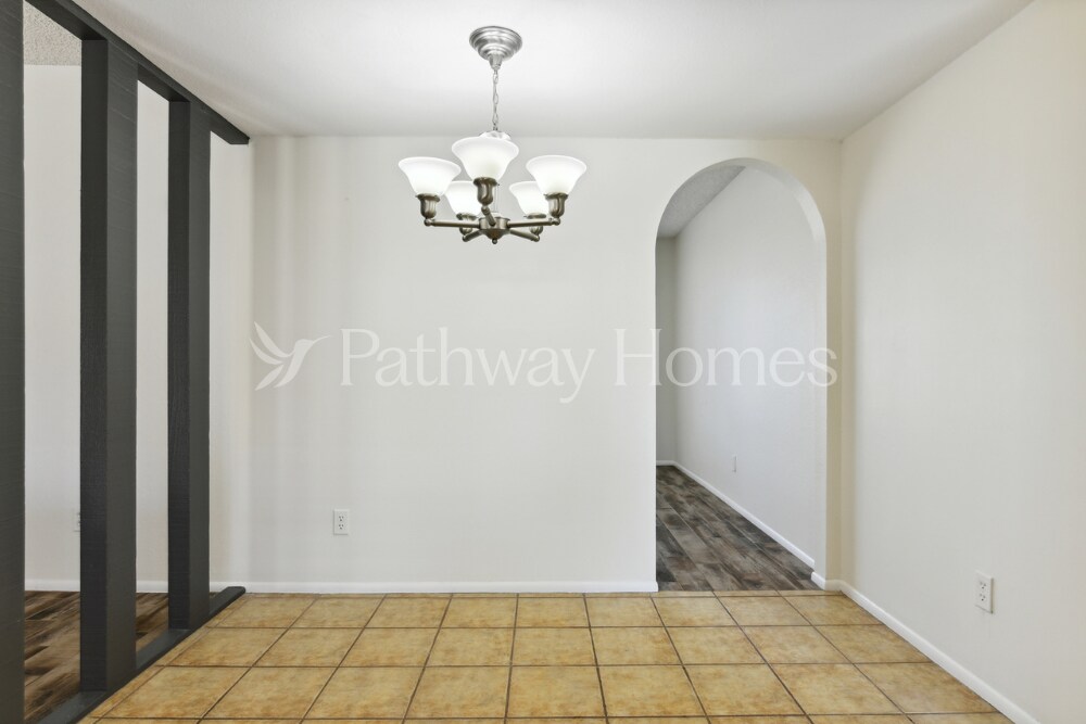 Building Photo - 807 E Country Gables Dr