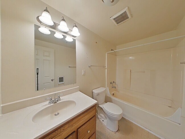 Building Photo - Duplex ~ Albany