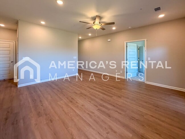 Building Photo - Brand New Three Bedroom Hudson Plan for Rent in Tuscaloosa! Sign a 13-month lease by 5/15/2026 an...