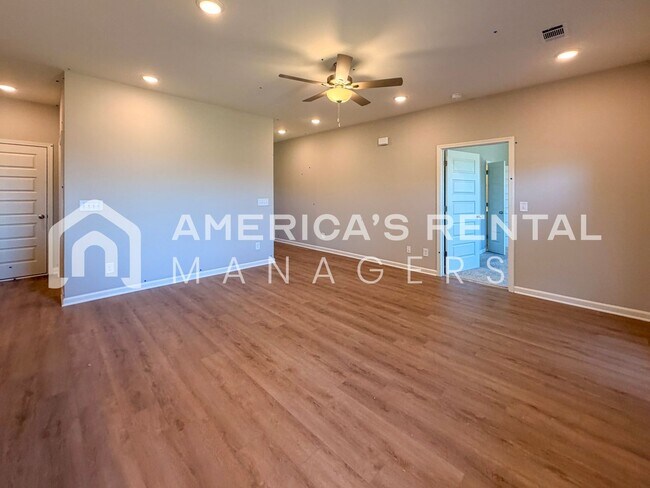 Building Photo - DEPOSIT PENDING!!! - Brand New Three Bedroom Hudson Plan for Rent in Tuscaloosa! Sign a 13-month ...