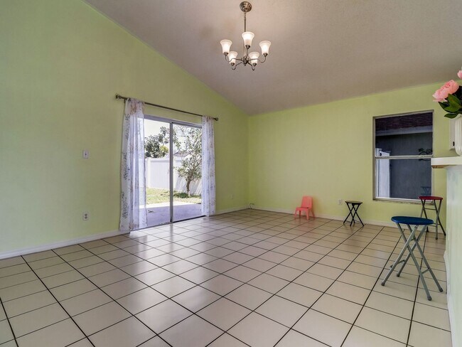 Building Photo - Beautiful 3-bedroom 2-bathroom house in th...