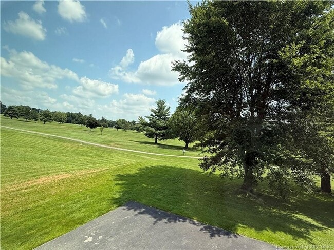 Building Photo - Golf course views in Floyds Knobs!