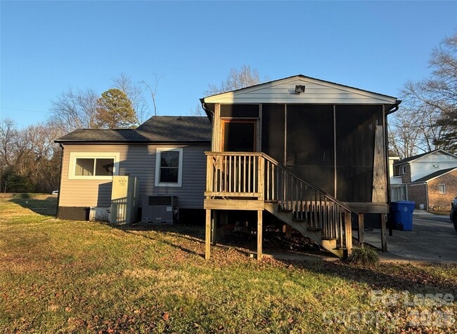 Building Photo - 225 Hickory Dr