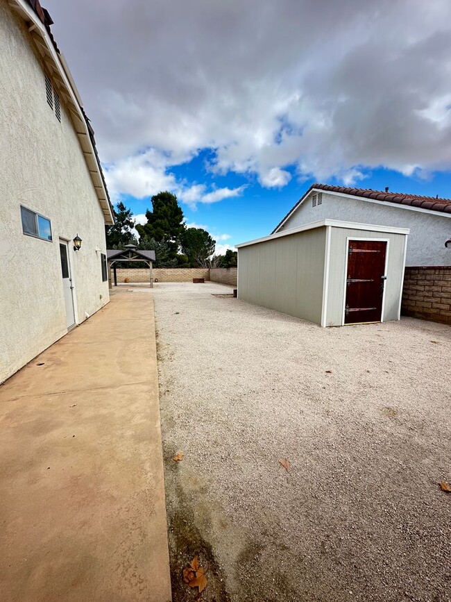 Building Photo - West Palmdale Pool Home