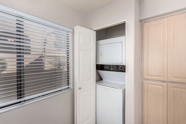 Building Photo - 2-bedroom 2 bath condo in Gated Community ...