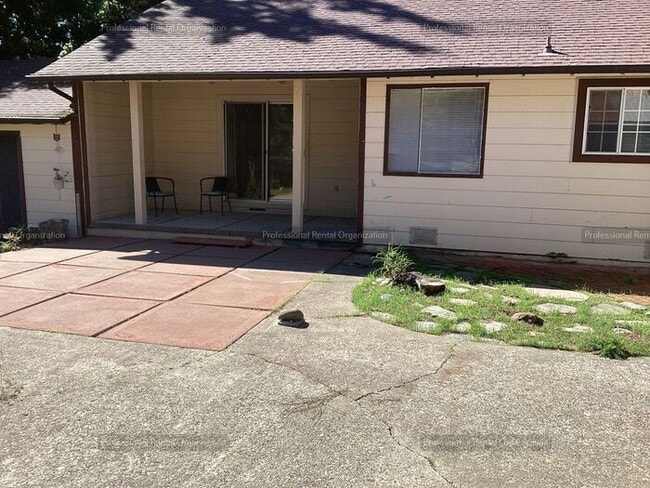 Building Photo - Spacious & cheerfully bright large single-level 2 bedroom in downtown Sebastopol