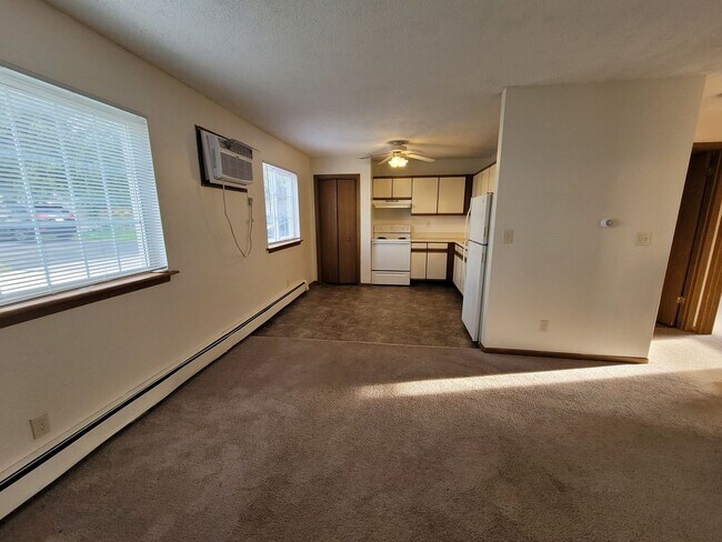 Building Photo - Great Marion Location. 2 bedroom 1 bath, h...
