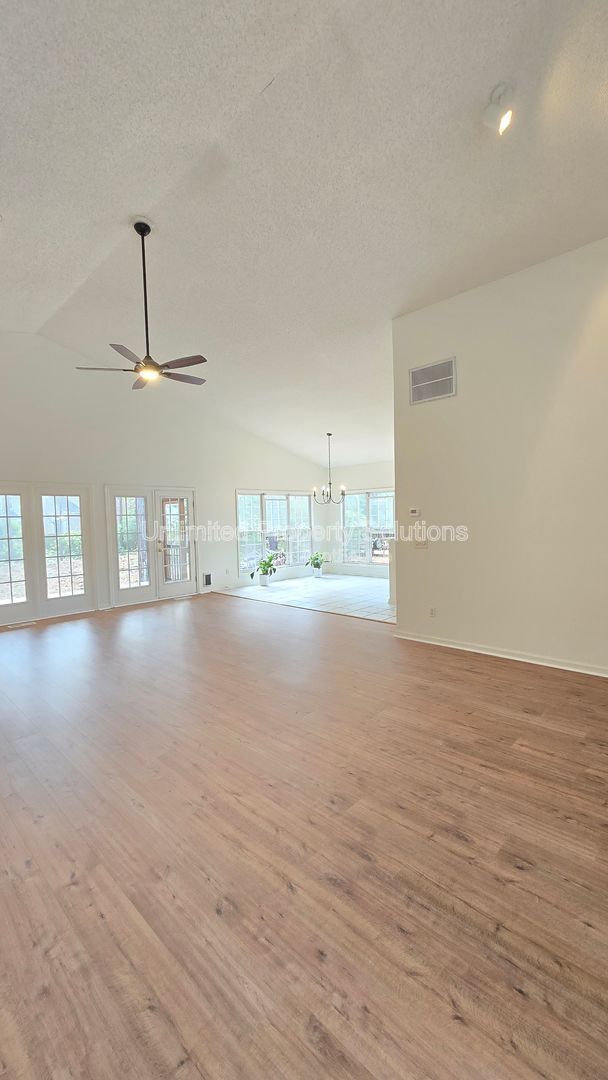 Building Photo - 426 Lansdowne Rd