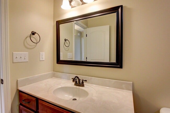 Building Photo - Sweet 3 bed 2 bath clost to post and I-24.