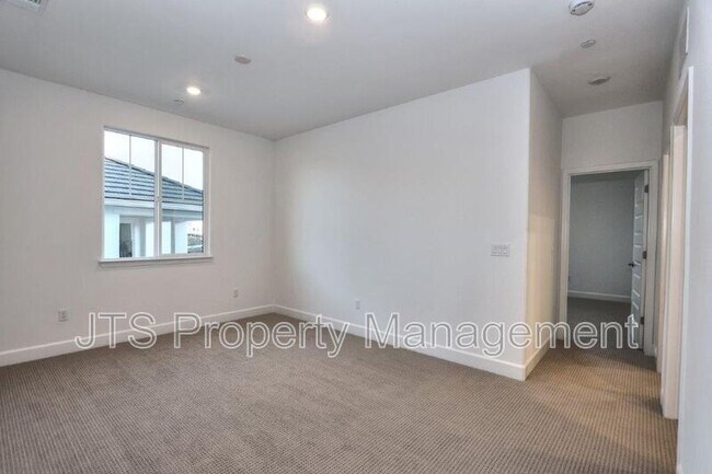 Building Photo - 3349 Hedgerow Ct