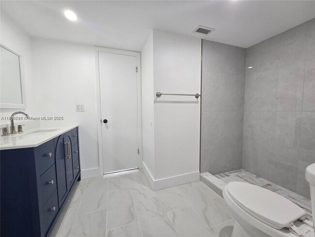 Building Photo - 2831 N Oakland Forest Dr