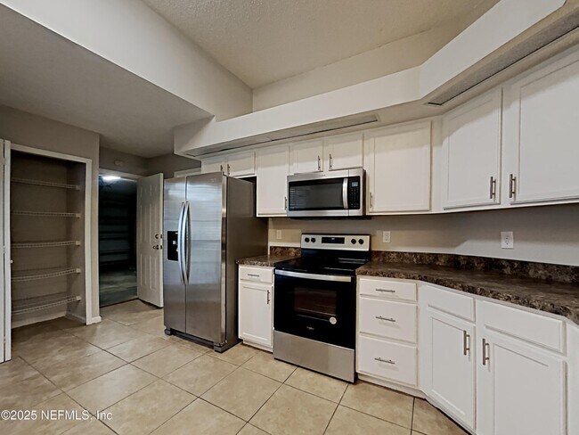 Building Photo - 6075 Scenic Meadow Ln