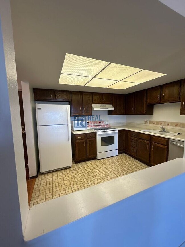 Building Photo - 13902 E Marina Dr