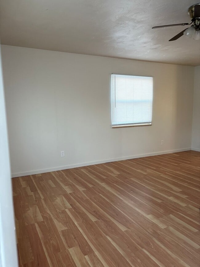 Building Photo - Move In Special! Charming 2-Bedroom Oasis with Spacious Front Yard!