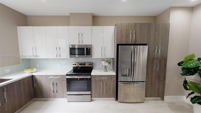 Building Photo - 626 NE 12th Ave