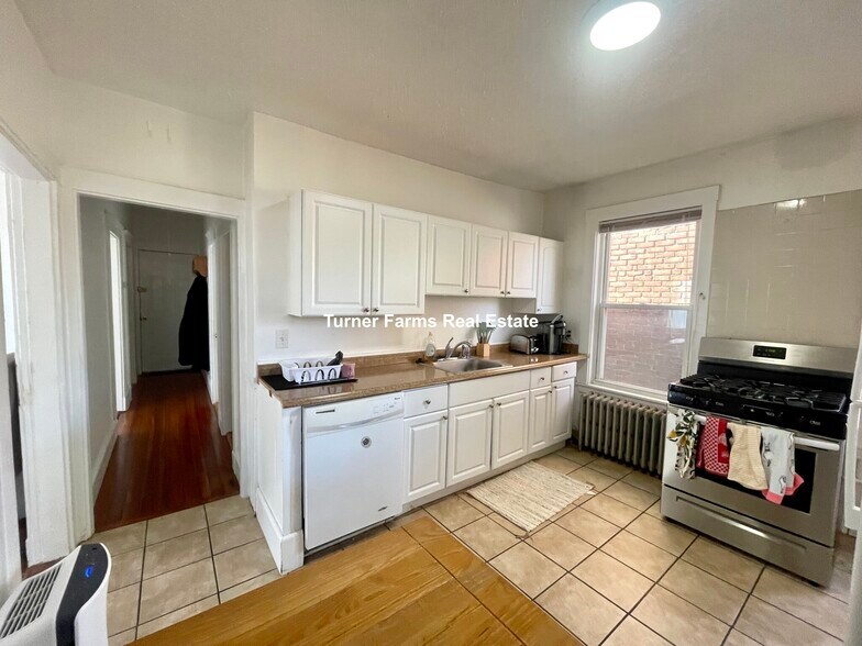 Building Photo - 162 Kelton St