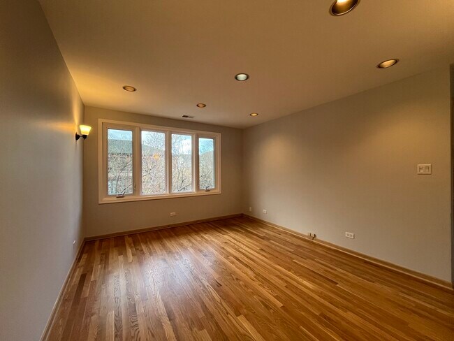 Building Photo - 449 W 37th St