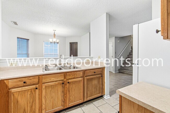 Building Photo - Modern Living in Greenfield