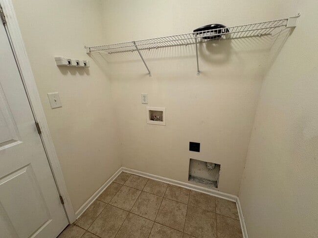 Building Photo - Available to Show