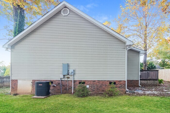 Building Photo - 704 Dunwoody Dr