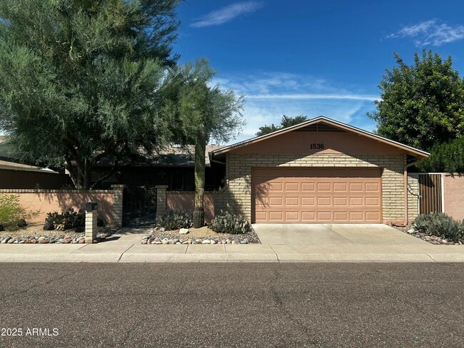Primary Photo - 1536 W Glenn Dr