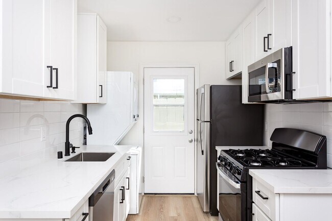 Building Photo - COMING SOON!!! $1000 OFF Move In Special!!...