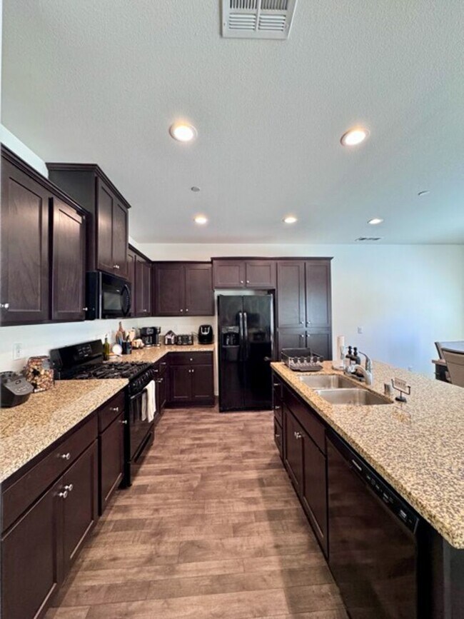 Building Photo - Beautiful 3 bedroom Town house available f...