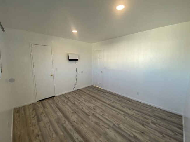 Building Photo - Beautifully Upgraded upstairs 1 Bedroom Apartment For Rent!