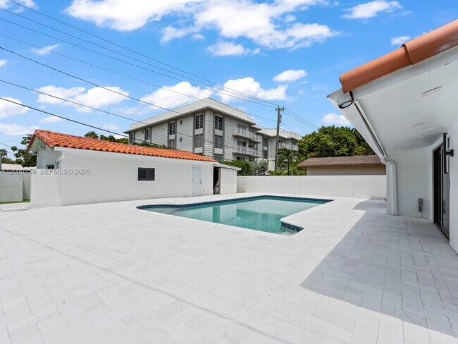 Building Photo - 1221 Biarritz Dr