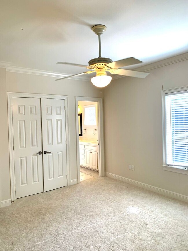 Building Photo - 2724 Bocage Lake Dr