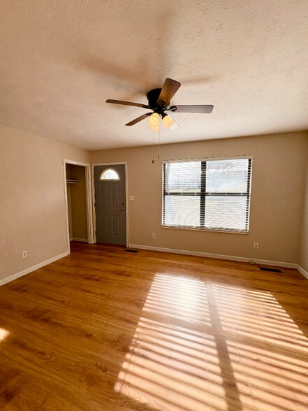 Building Photo - 412 Meadowview Ln