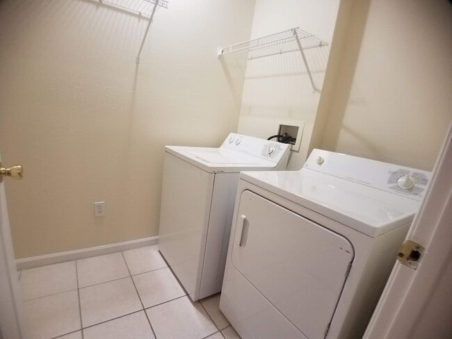 Building Photo - For Rent Beautiful 1/1 w covered GARAGE Condo @ Crest close to UCF  and Valencia College !!!