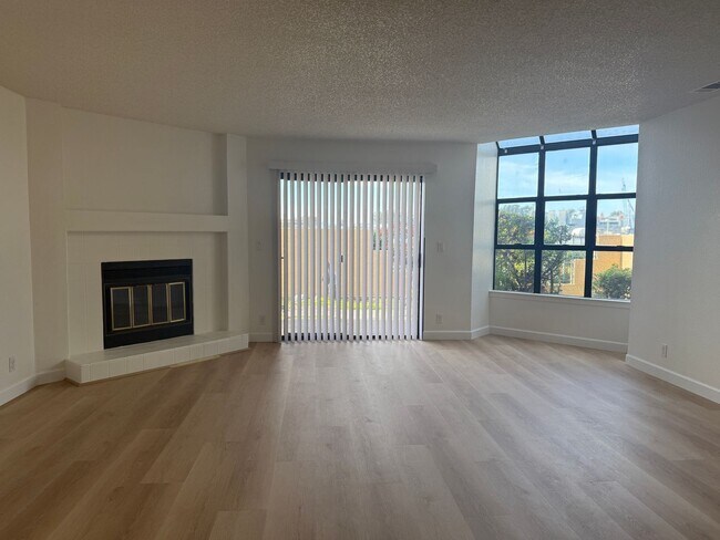 Building Photo - Mariners Landing Waterfront 2 Bed / 1 Bath Condo in Gated Community – Near Vallejo Ferry Building