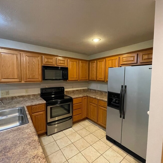 Building Photo - Beautiful 4 bedroom 3 full bathroom Townhome available Now!