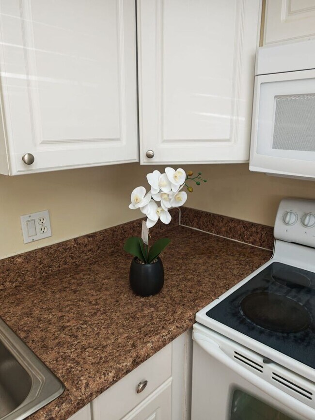 Building Photo - Charming 1 Bedroom / 1 Bathroom Condo – First Floor Unit with Florida Room in a Gated Community.