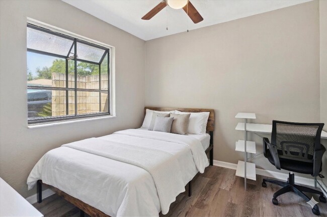 Building Photo - 511 SW 69th St